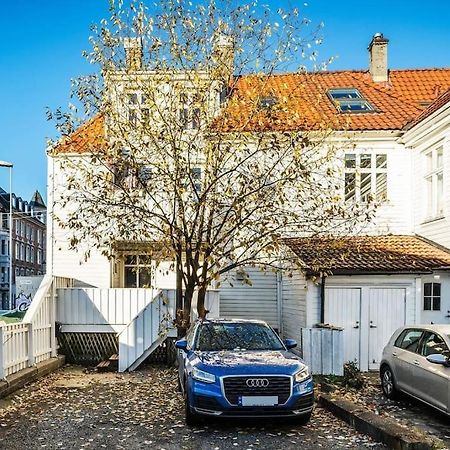 Central Apartment With Balcony, Self-Check In & Private Entrance Bergen Exteriör bild