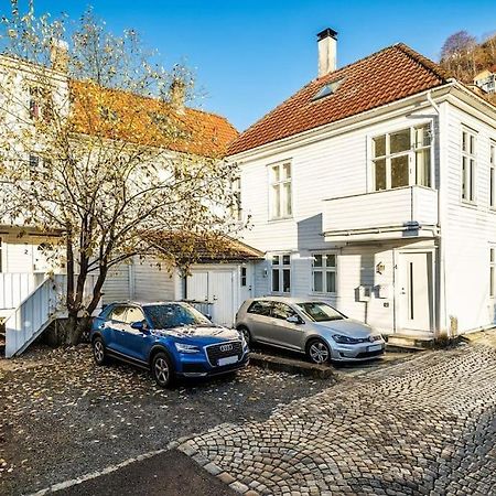 Central Apartment With Balcony, Self-Check In & Private Entrance Bergen Exteriör bild