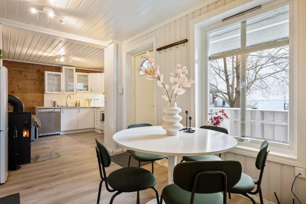 Central Apartment With Balcony, Self-Check In & Private Entrance Bergen Exteriör bild
