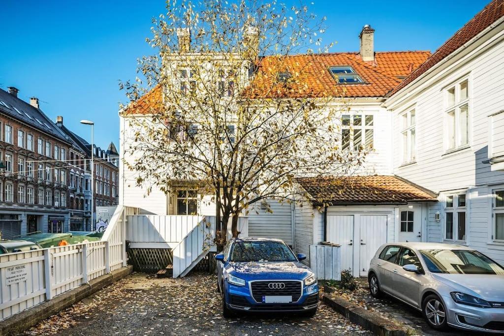 Central Apartment With Balcony, Self-Check In & Private Entrance Bergen Exteriör bild