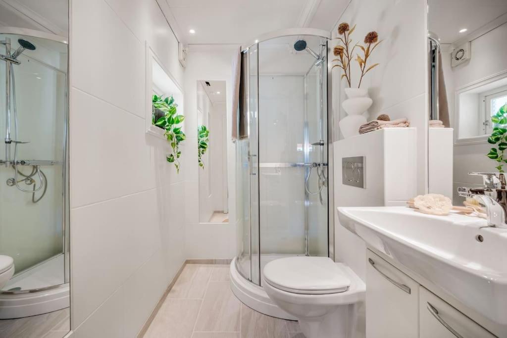 Central Apartment With Balcony, Self-Check In & Private Entrance Bergen Exteriör bild
