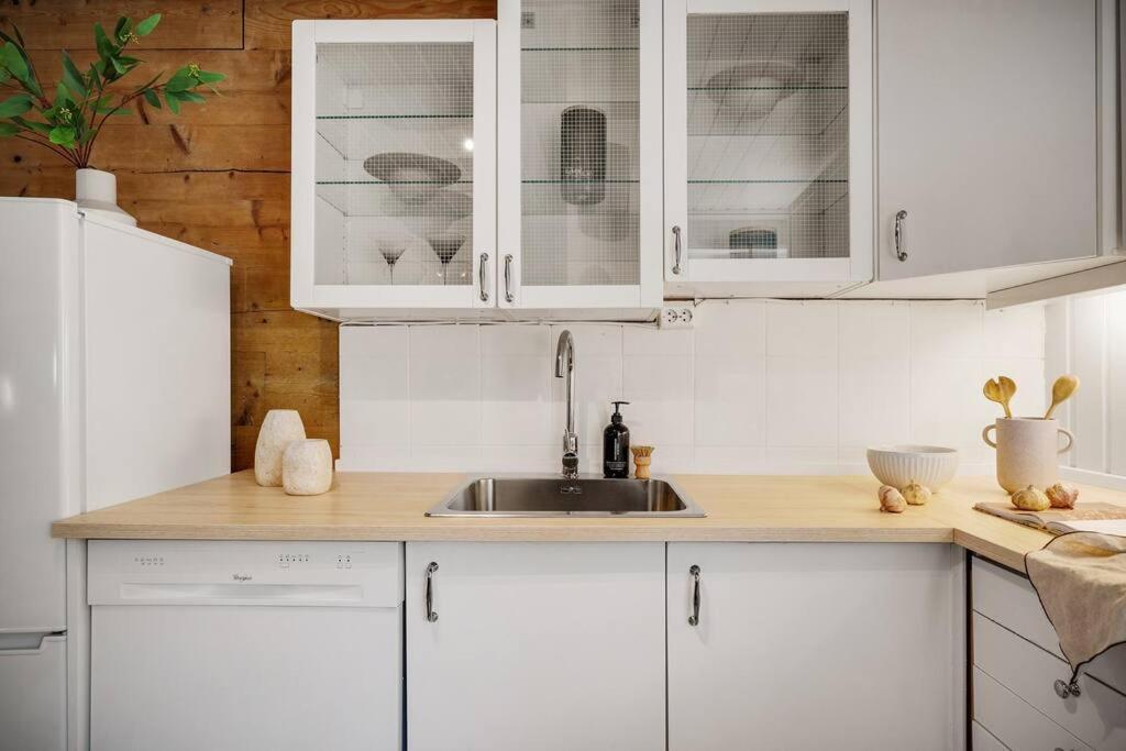 Central Apartment With Balcony, Self-Check In & Private Entrance Bergen Exteriör bild