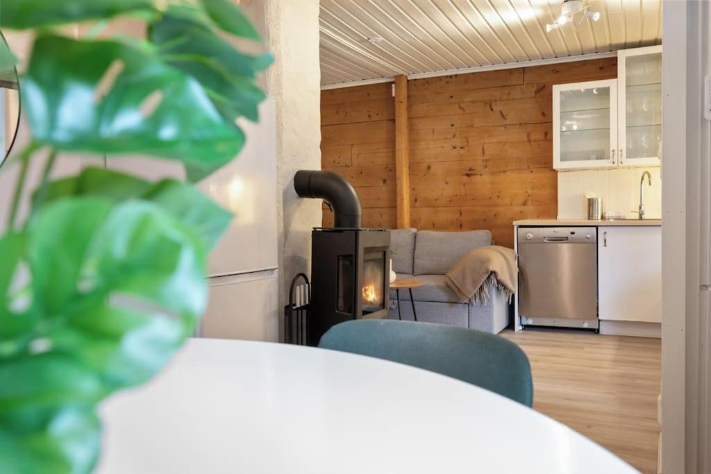 Central Apartment With Balcony, Self-Check In & Private Entrance Bergen Exteriör bild