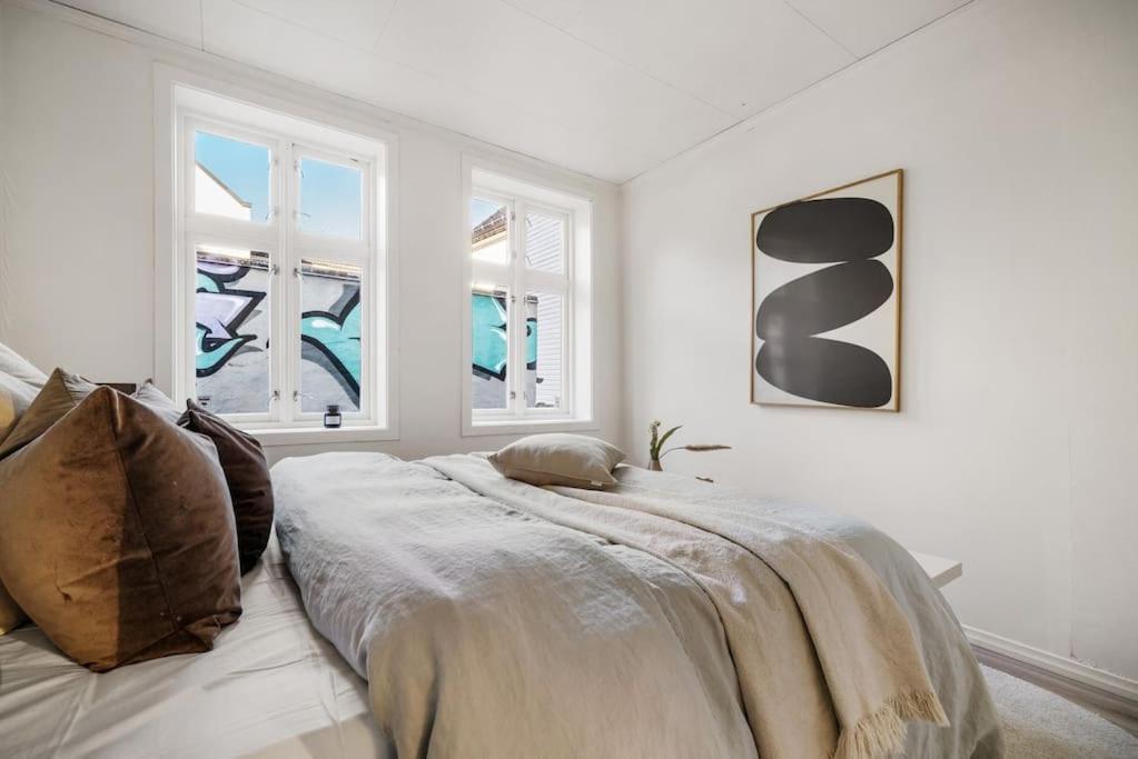 Central Apartment With Balcony, Self-Check In & Private Entrance Bergen Exteriör bild