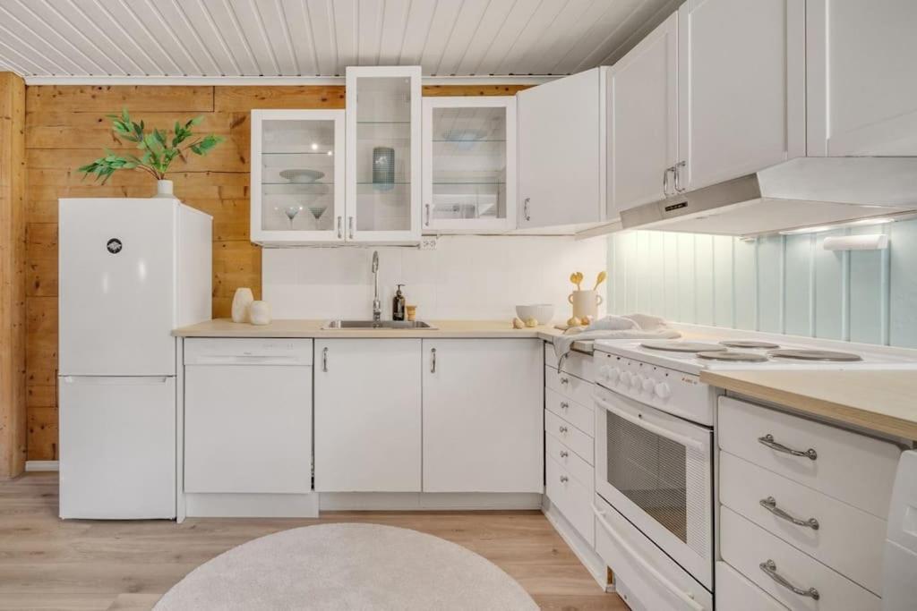 Central Apartment With Balcony, Self-Check In & Private Entrance Bergen Exteriör bild