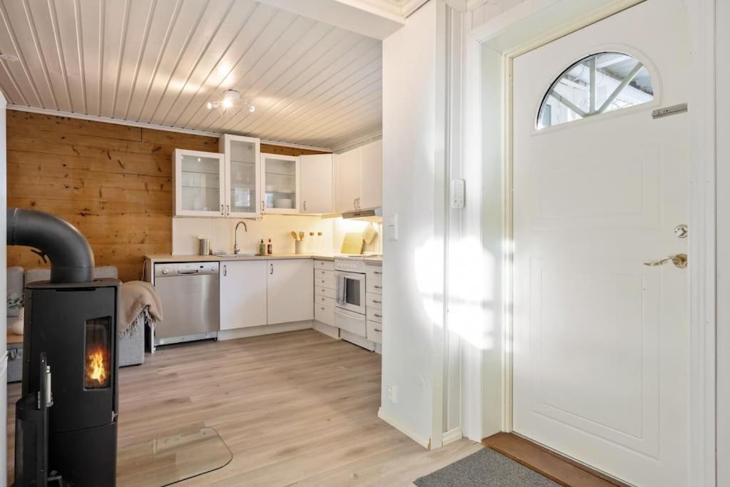 Central Apartment With Balcony, Self-Check In & Private Entrance Bergen Exteriör bild