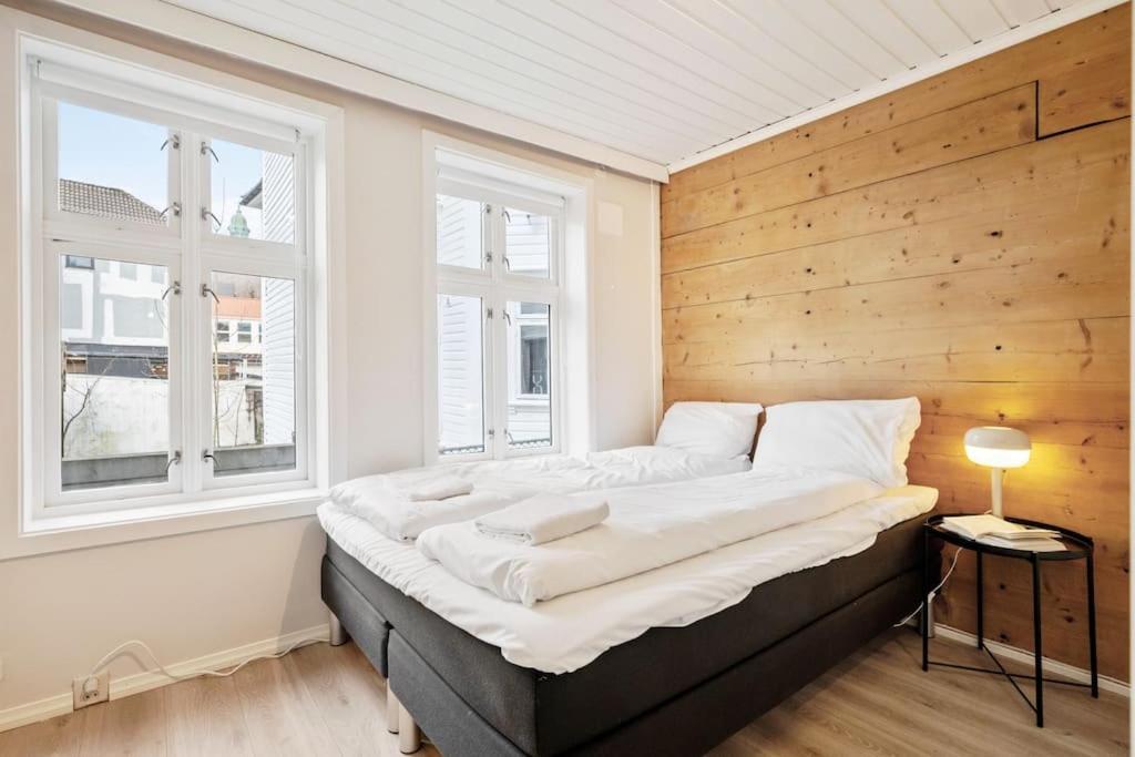 Central Apartment With Balcony, Self-Check In & Private Entrance Bergen Exteriör bild