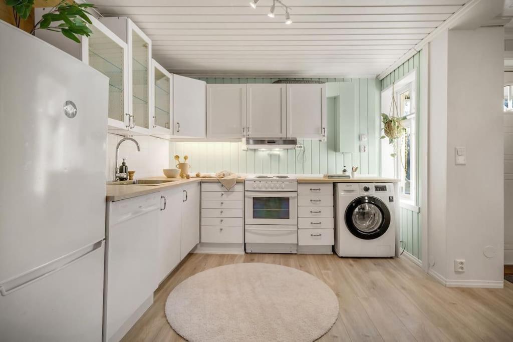 Central Apartment With Balcony, Self-Check In & Private Entrance Bergen Exteriör bild