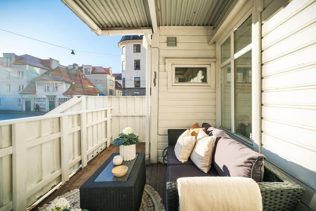 Central Apartment With Balcony, Self-Check In & Private Entrance Bergen Exteriör bild