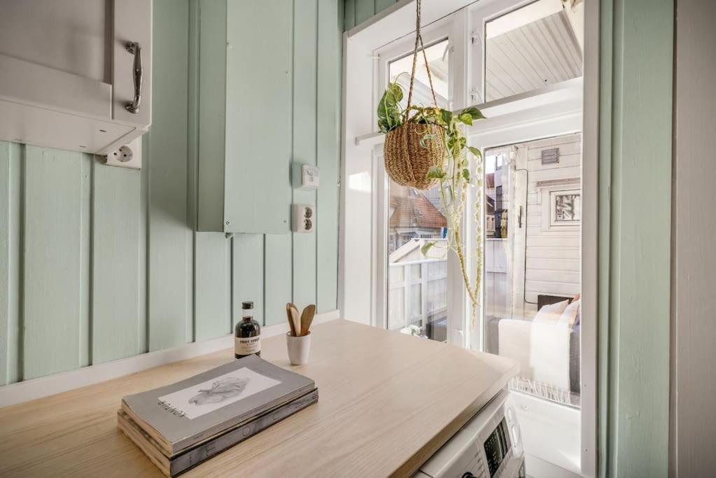 Central Apartment With Balcony, Self-Check In & Private Entrance Bergen Exteriör bild
