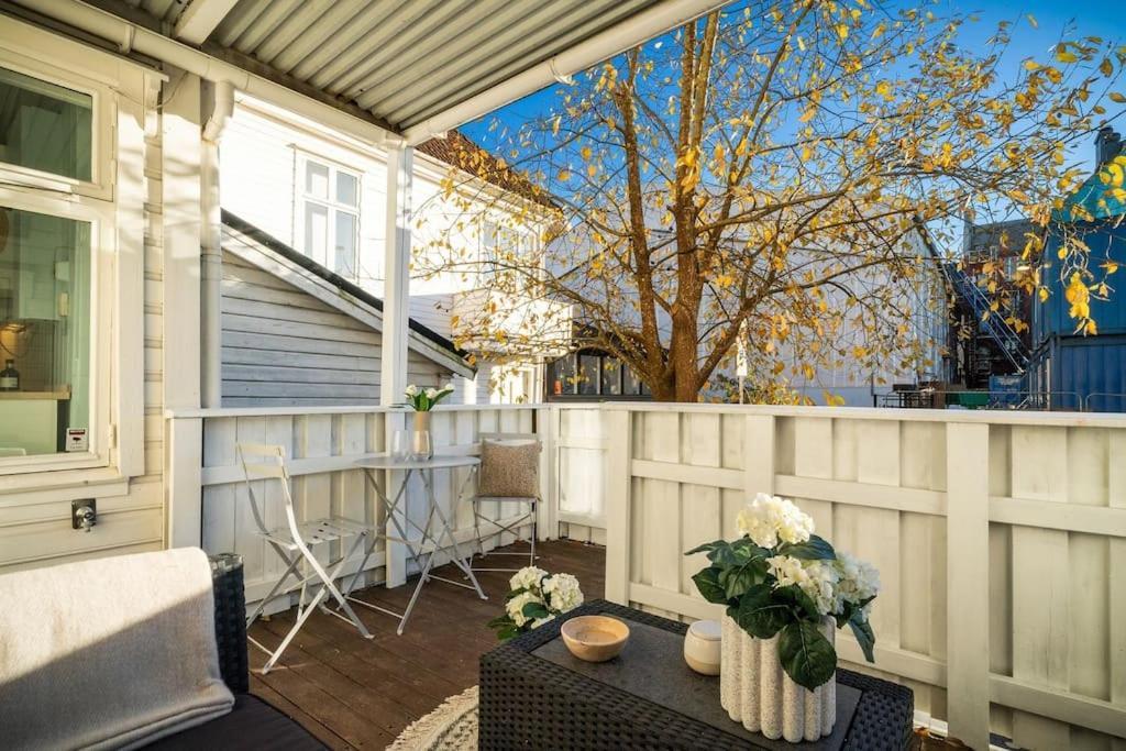 Central Apartment With Balcony, Self-Check In & Private Entrance Bergen Exteriör bild