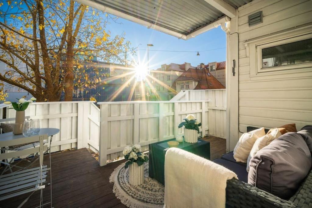 Central Apartment With Balcony, Self-Check In & Private Entrance Bergen Exteriör bild