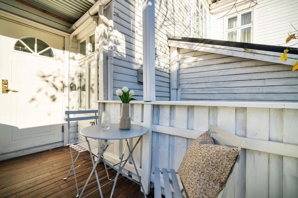 Central Apartment With Balcony, Self-Check In & Private Entrance Bergen Exteriör bild