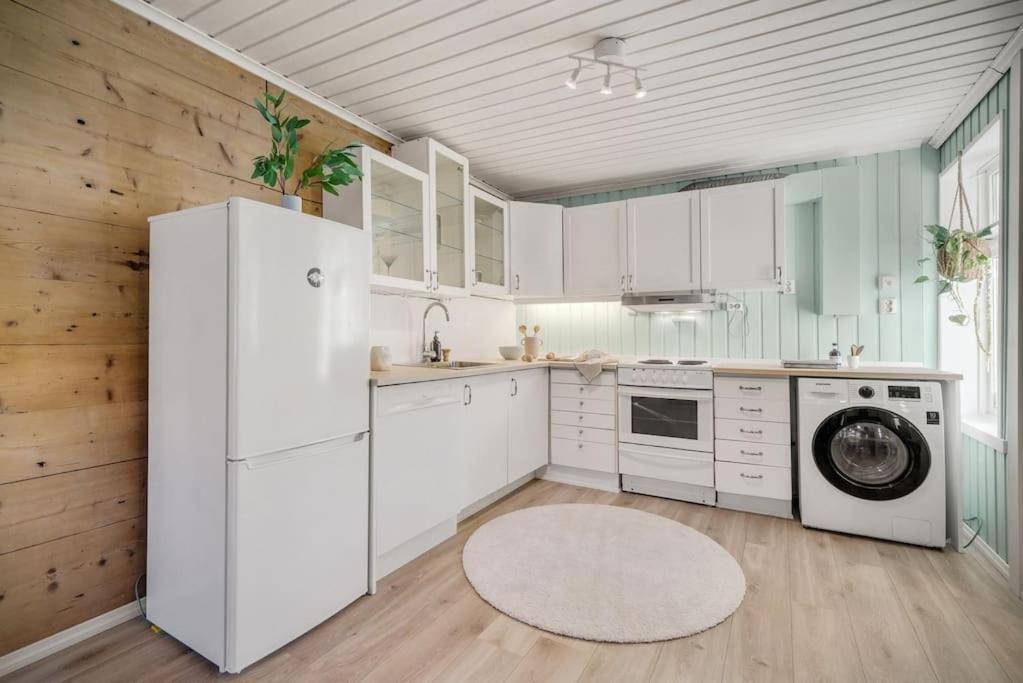 Central Apartment With Balcony, Self-Check In & Private Entrance Bergen Exteriör bild