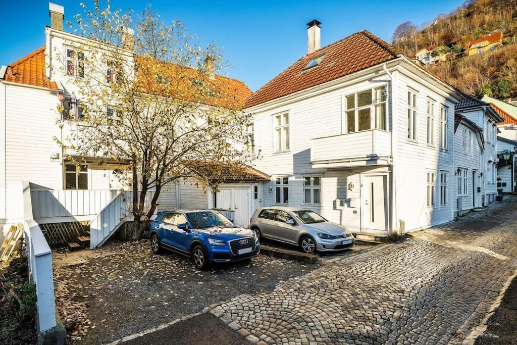 Central Apartment With Balcony, Self-Check In & Private Entrance Bergen Exteriör bild